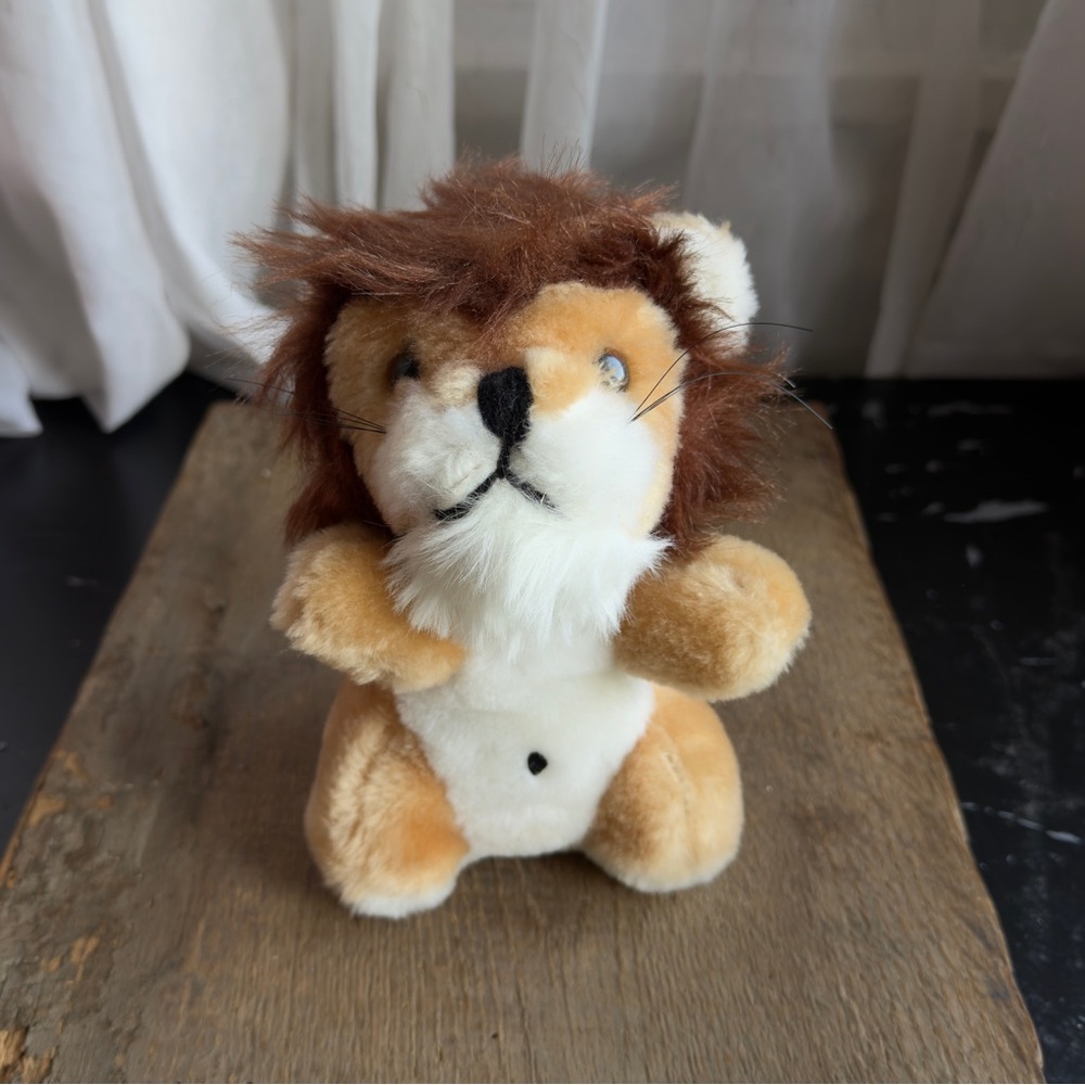 Vintage early 80s Applause lion plush stuffed animal 6.5”